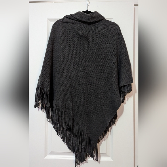 Stylish Fringed Cape - Picture 2 of 3